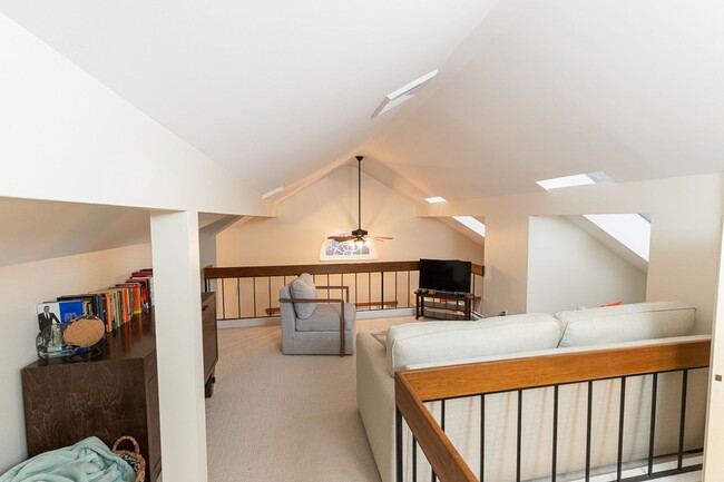 Building Photo - Beautiful Lofted Two Bed, One bath Condo |...