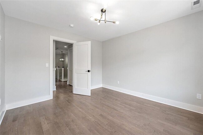 Building Photo - 10 Underhill Pl