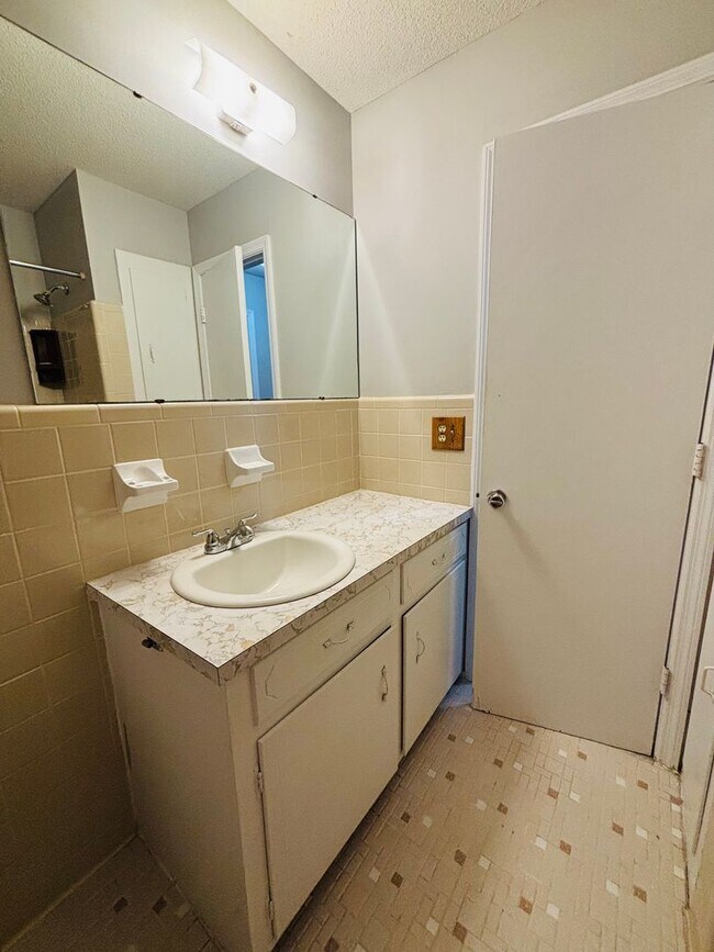 Building Photo - Move-In Ready Ranch in the Heart of Elgin!