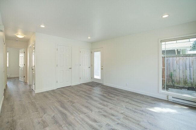 Building Photo - 2Bd/1Ba Issaquah Duplex