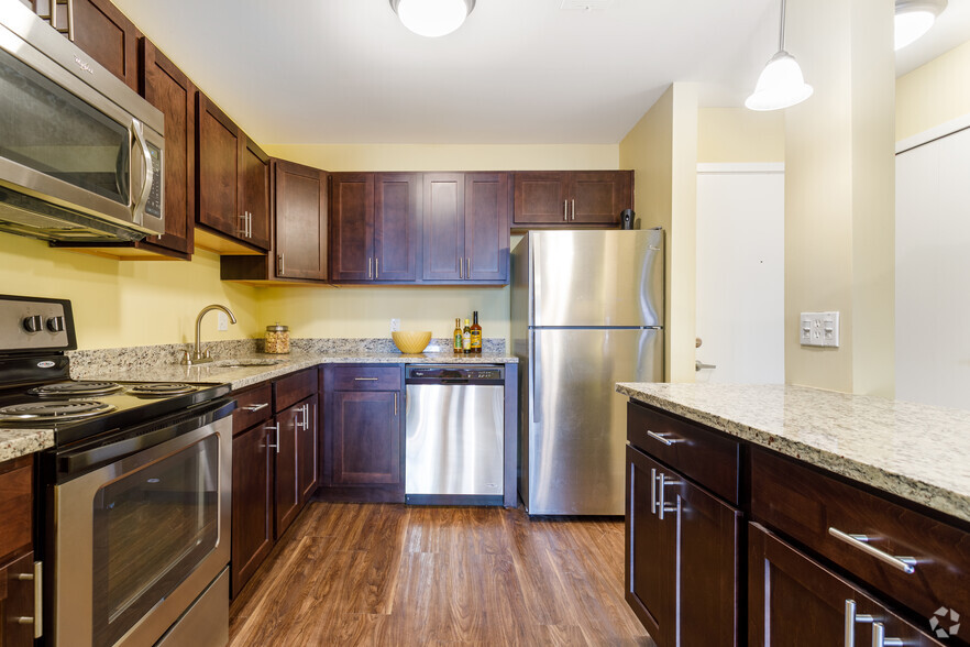 1 BR, 1 BA - Philadelphia, 745 SF - MainCentre