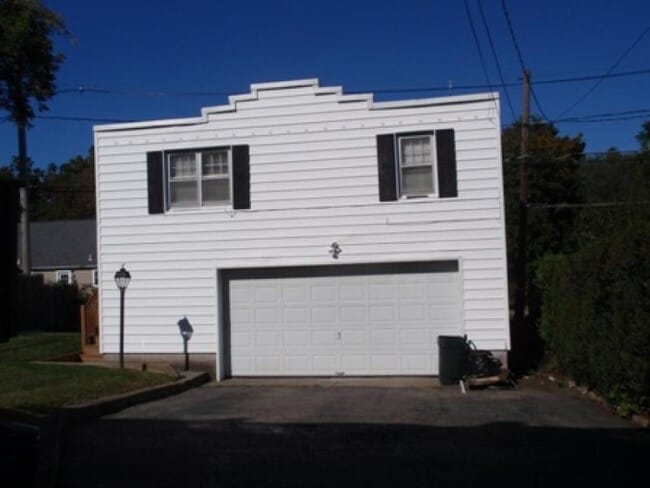 Building Photo - 10 Clover Pl