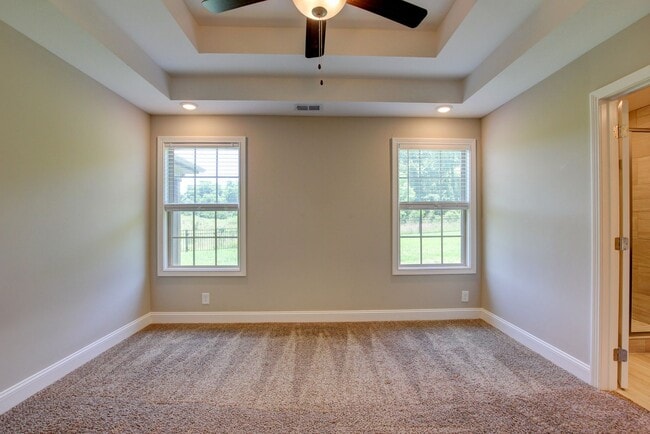 Building Photo - Sharp 3 bed 2 Bath Close To Ft Campbell