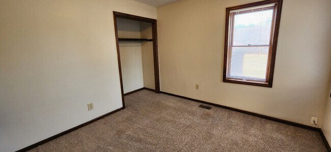 Building Photo - 114 King Ave