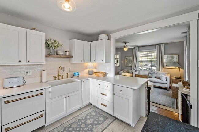 Building Photo - Charming Parkside 2-Bedroom Home Near Daffin Park with Fenced Yard & Patio