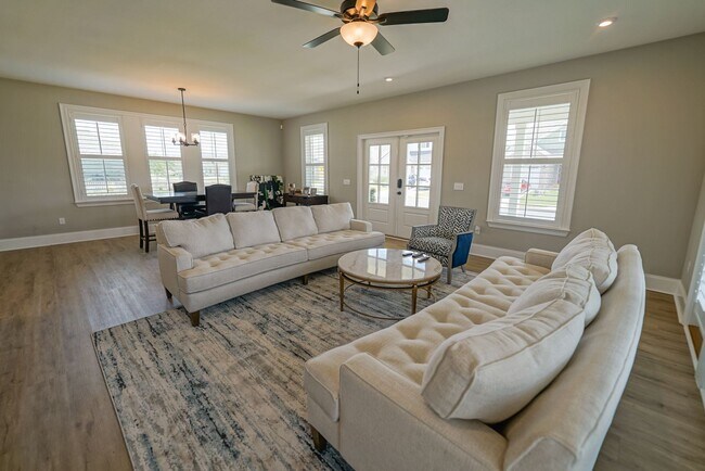 Building Photo - Available end of January in beautiful Summ...