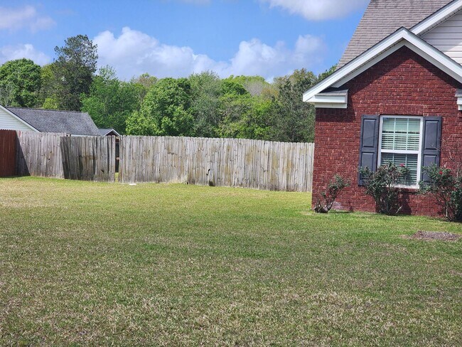 Building Photo - 114 Miller St NE