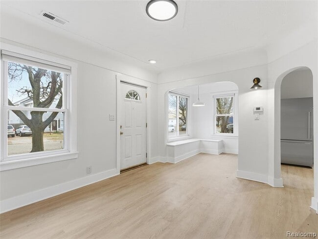 Building Photo - 335 E Elza Ave