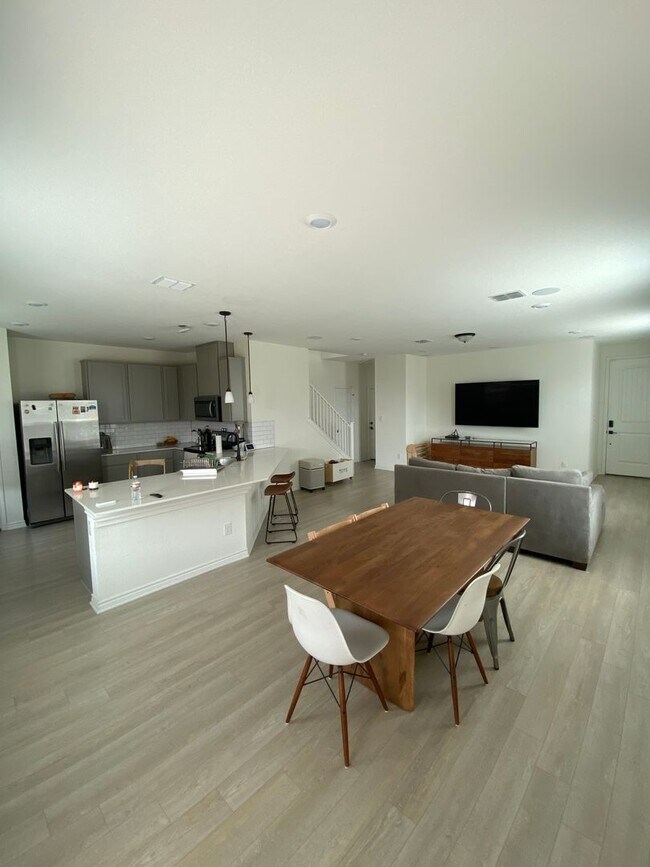 Building Photo - 1/2 FIRST MONTH'S RENT IF YOU MOVE IN BY 8...
