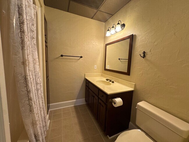 Building Photo - 3BR/3.5BA plus bonus Full-Brick Ranch with...