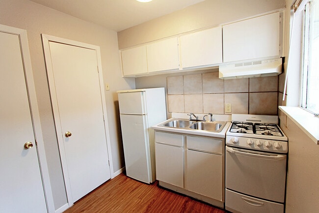 Building Photo - Recently Remodeled Studio Apartment In Hot East Austin!