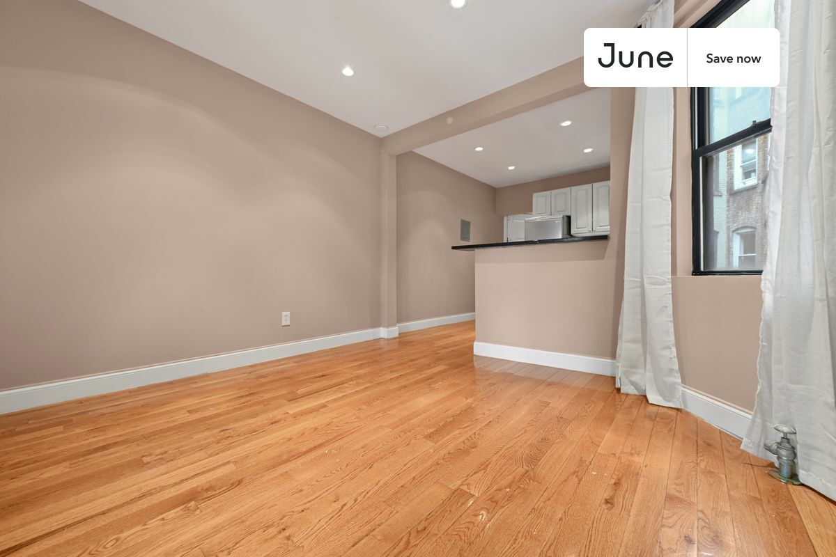 Building Photo - 715 E 5th St