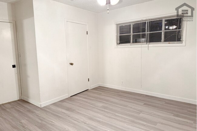 Building Photo - 903
