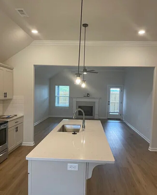 Building Photo - 4615 W Tofino Dr