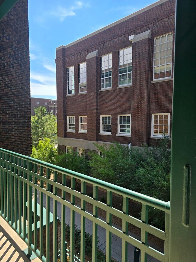 Building Photo - Luxurious 2BR , 2BA 2nd floor loft in East Downtown Area- aprox 1650 sq ft