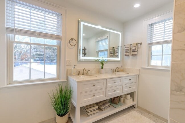 Building Photo - 58 Walnut St