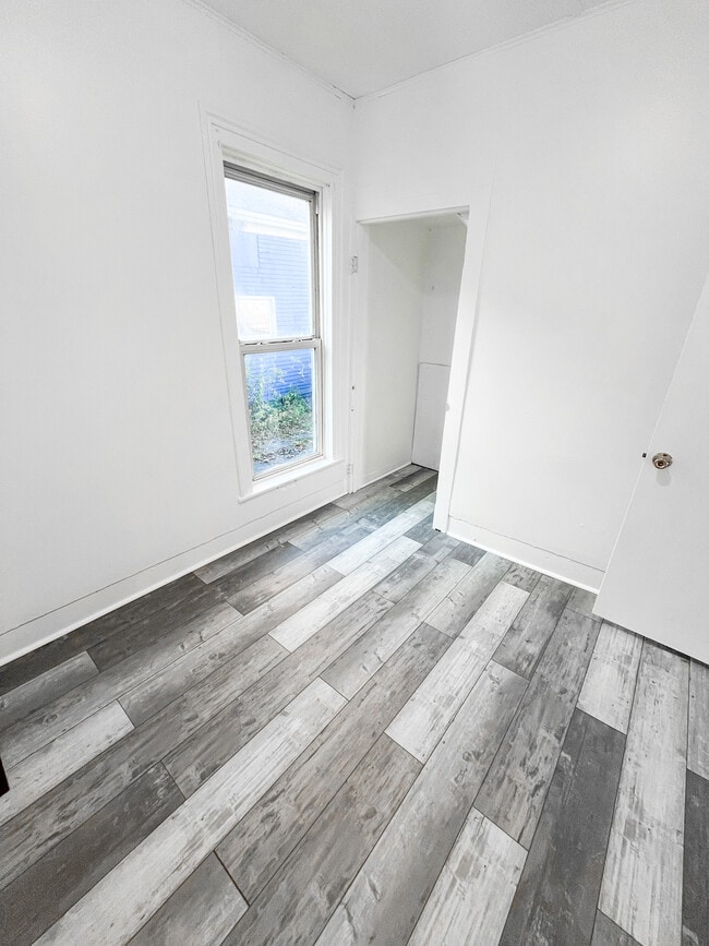 Building Photo - 512 Stone St