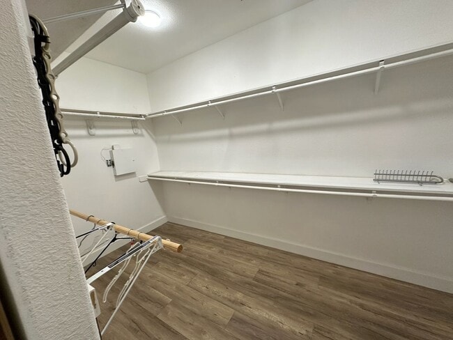 Building Photo - 5701 W Country Ave