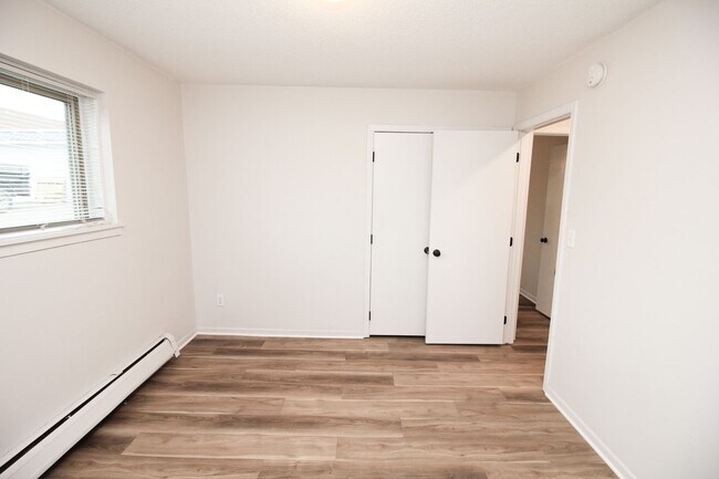 Building Photo - Renovated 2 Bed 1 Bath Apartment