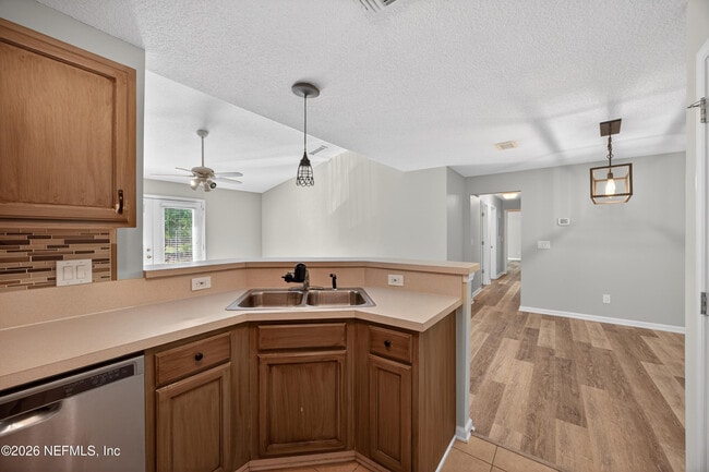 Building Photo - 13727 Richmond Park Dr N