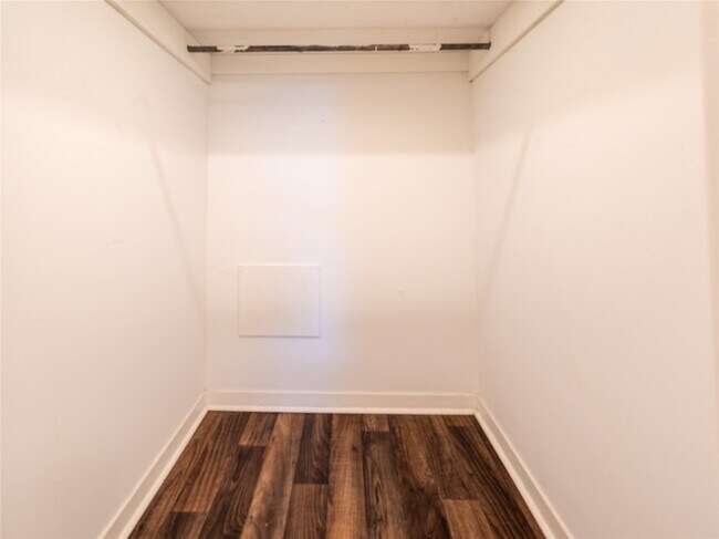 Building Photo - 2728 Encino Ave
