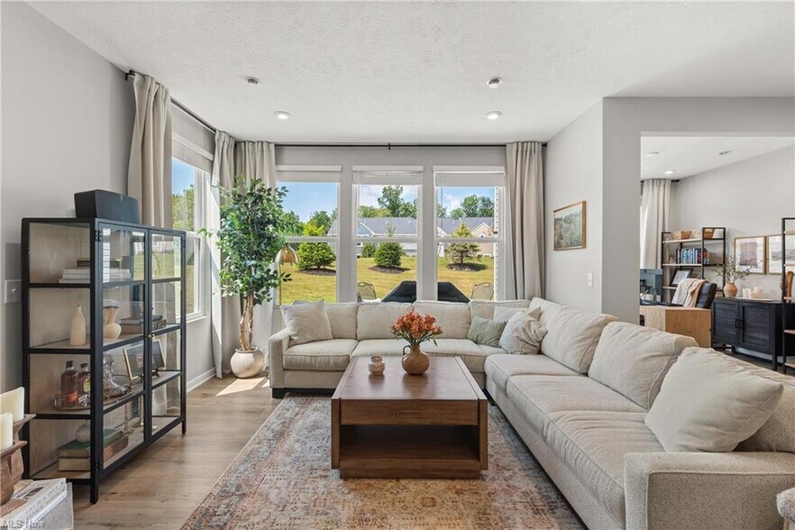 Building Photo - 798 N Greenway Dr