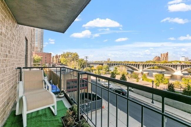 Building Photo - 401 S 1st St