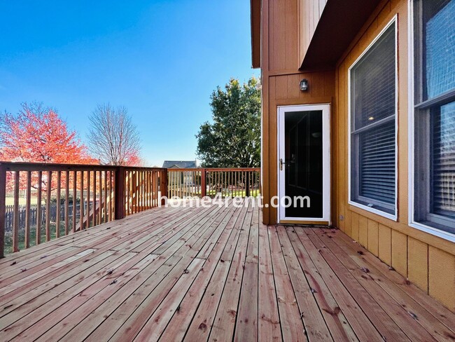 Building Photo - Beautiful Overland Park w/ Wood Floors Thr...