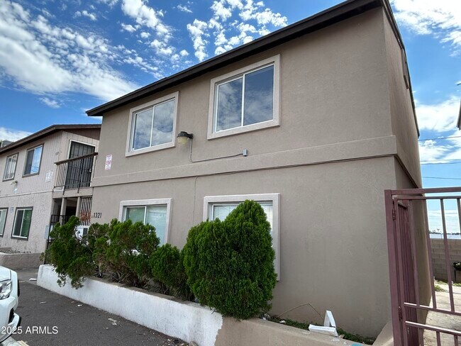Building Photo - 1321 W Vogel Ave