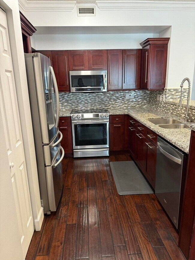 Building Photo - 616 Clearwater Park Rd