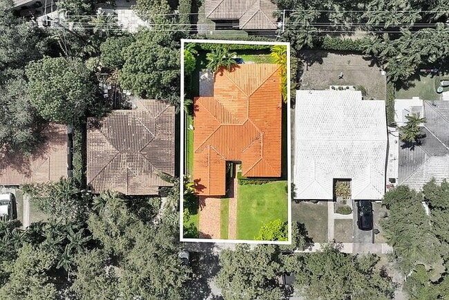 Building Photo - "Charming 2-Bed Oasis with Elegant Finishe...
