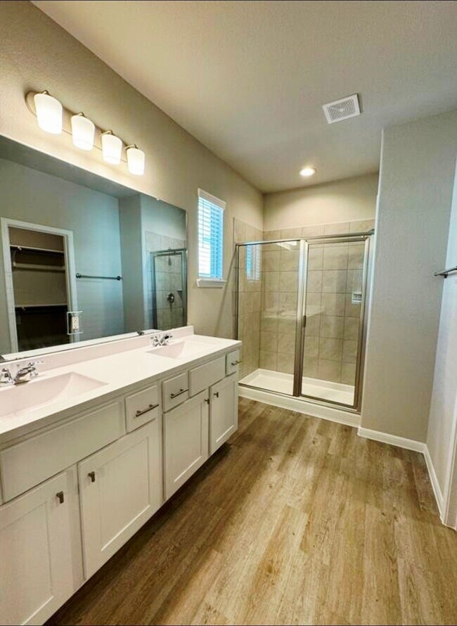 Building Photo - 504 Emerald Thicket Ln