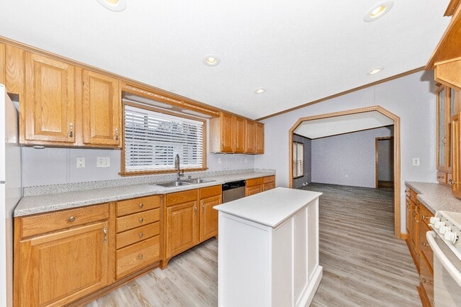 Building Photo - 16114 McGregor Dr