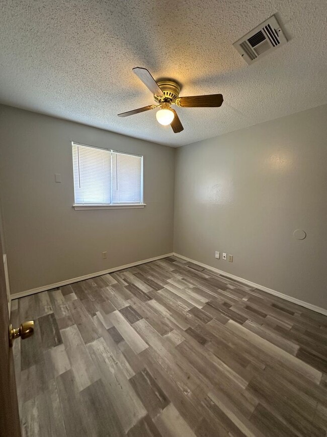 Building Photo - 3 Bed 1 Bath Brick Home with 1 Car Garage
