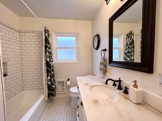 Building Photo - 3B/3B LUXURY Remodeled Home! w/ Garage! Large Fenced Backyard! Bike to the Beach!