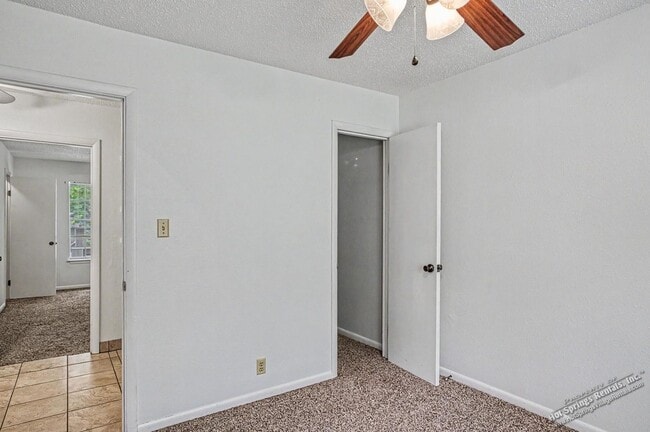 Building Photo - Two level Townhome in DeSoto Courts