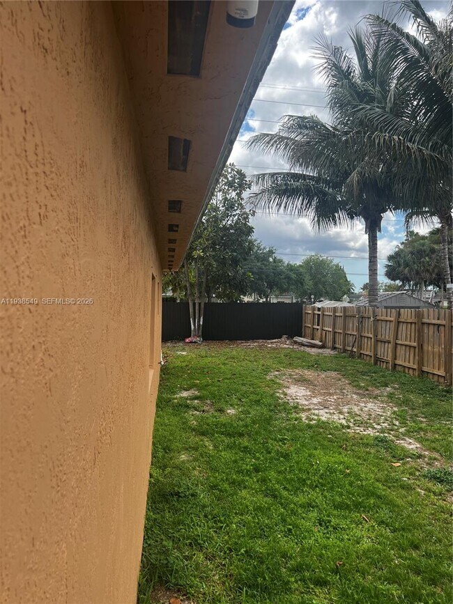 Building Photo - 1304 SE 7th Ct