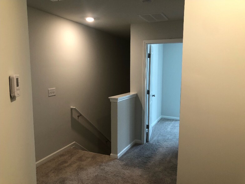 Building Photo - 448 Oakwood Dr NW