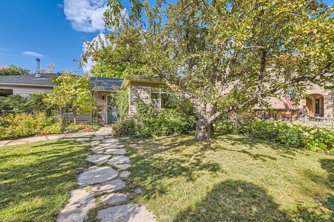 Building Photo - 2-Bedroom in Newlands with Secret Garden & Suite