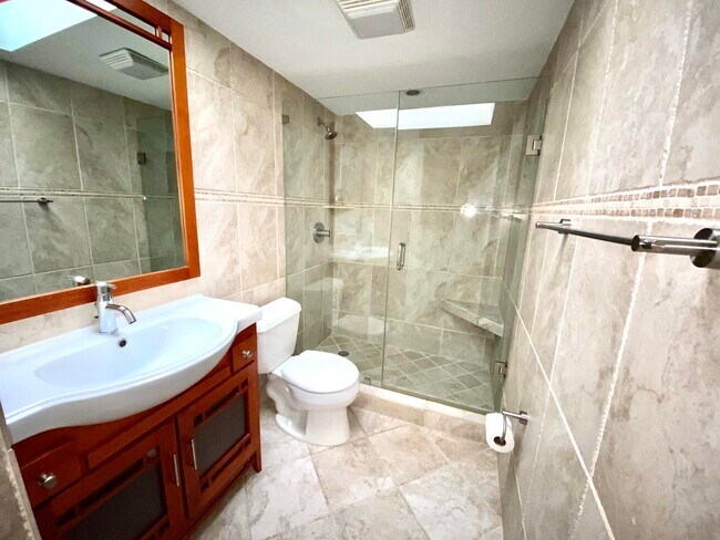 Building Photo - 6447 Parkview Dr