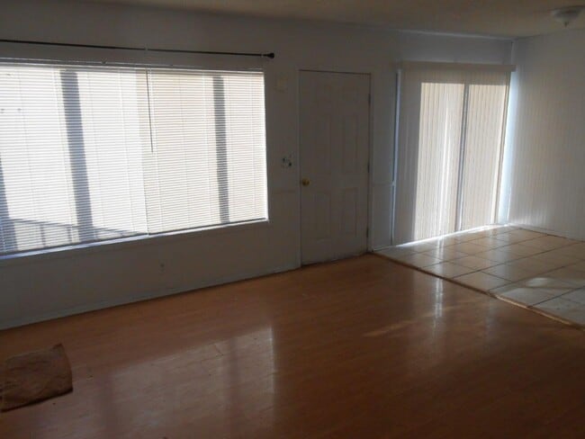 Building Photo - 2nd Floor 3 bedroom Condo Near 95/Torrey Pines