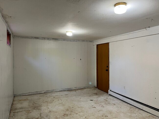 Building Photo - 616 Norwich Ave