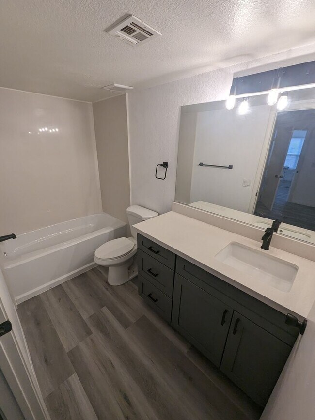 Building Photo - 2 Bedroom, 2 Full Bath Newly Renovated Con...