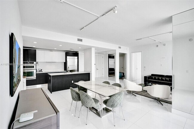 Building Photo - 1300 Brickell Bay Dr