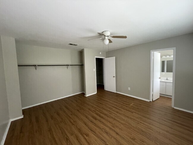 Building Photo - Gorgeous 3 bedroom, 2 bedroom with garage ...