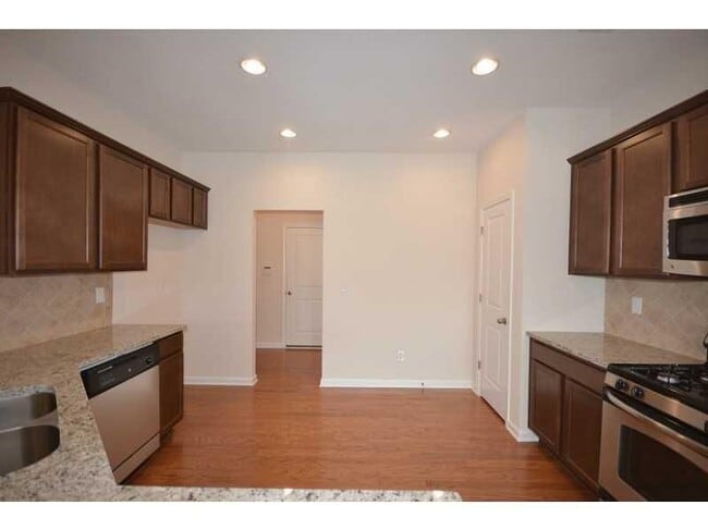 Building Photo - 2144 Greencrest Cir