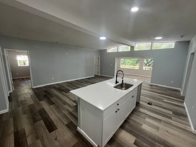 Building Photo - Stunning Riverfront 3BR/2BA Home on the Scenic Withlacoochee River!
