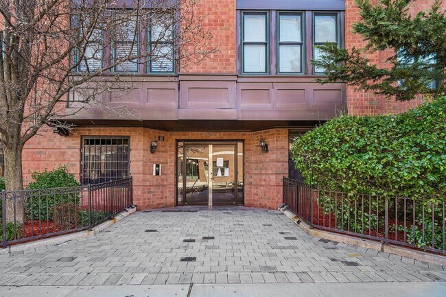 Building Photo - 915 Madison St