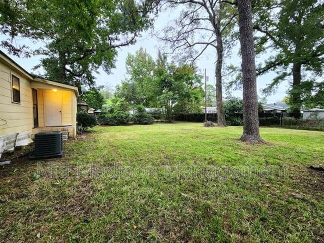 Building Photo - 105 Evora St
