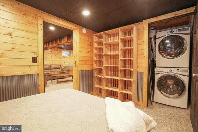 Building Photo - 371 Green Tree Dr